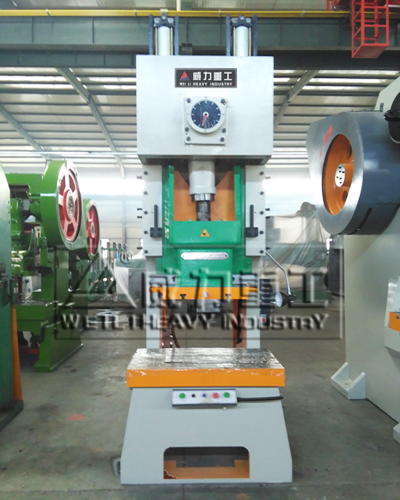 200噸氣動(dòng)沖床加工完成車(chē)間