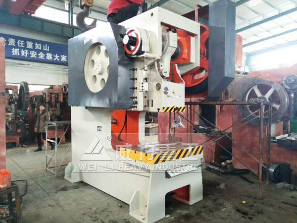 山東威力重工160噸深喉沖床裝車(chē)發(fā)貨