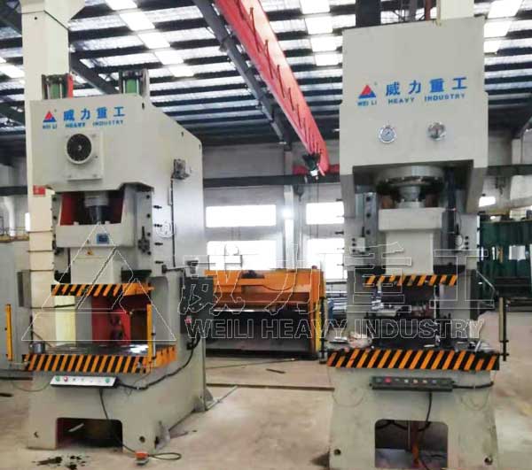 200噸氣動(dòng)沖床+液壓沖床